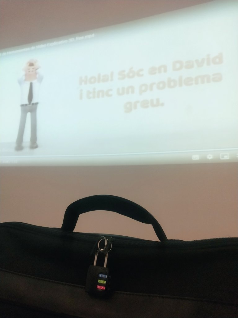 pau_ubric's tweet photo. Comencem el taller de "Treball cooperatiu". Què li haurà passat a en @DavidBueno33 ? Ens ajudeu? @LvEduca #LesVoltesBueno @neretxu6 https://t.co/CahWqRumVv