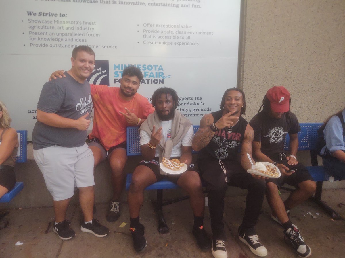 jacob_runck's tweet photo. Great players. Even better people. Thanks for the pic @brevyn_ @_MoIbrahim @GopherFootball https://t.co/8KZfznQIHy