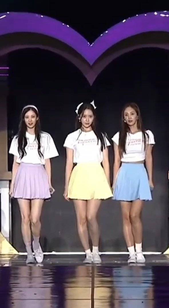 HYoonyulseo's tweet photo. Bermuda Triangle #YoonYulSeo 🫶🫶🫶

#YoonA #YURI #Seohyun https://t.co/RnIxm5dxyF