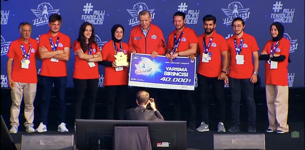 SageTubitak's tweet photo. Dünyanın ilk #DikeyİnişliRoket yarışmasında ödül heyecanı! 🚀

#TEKNOFEST kapsamında ilk defa düzenlenen yarışmamızın birincilik ödülü Cumhurbaşkanımız Sayın Recep Tayyip Erdoğan tarafından verildi. 

Tüm takımlarımızı tebrik ederiz. 🎖
@ProfHasanMandal @gurcano @teknofest https://t.co/l4miO1FiwM