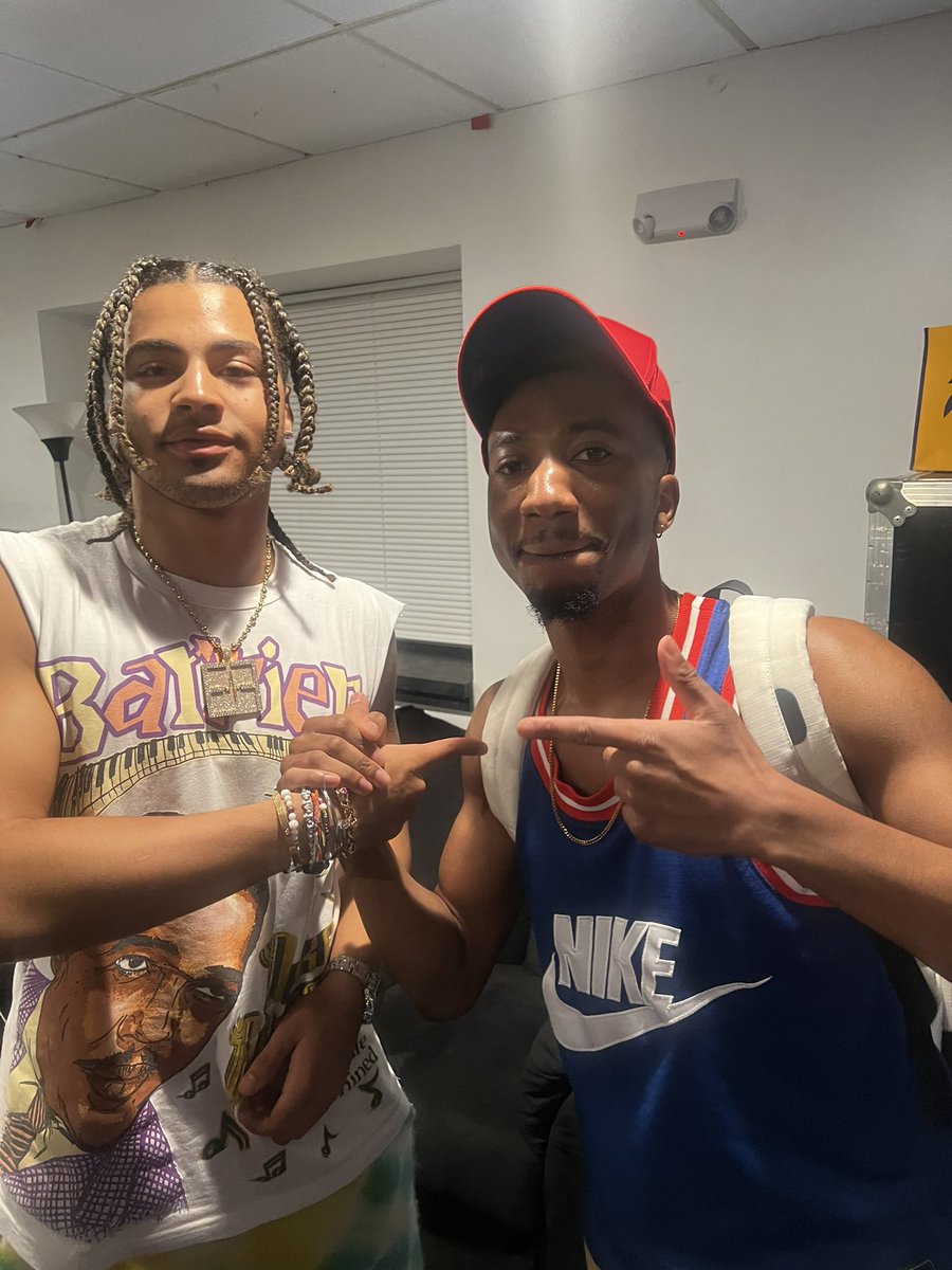 LangstonBristol's tweet photo. So glad I got to bring my DAWG @JayPitts_100 with me to hang out backstage at the Vinyl Verse show! Also had the pleasure of meeting 24K Goldn, Wiz Khalifa, C Dot Castro, DJ Drama, Big Lenbo, Sada Baby, and even Flava Flav showed up! Haha🔥

What a night to remember! 🪄✨✨🎶 https://t.co/vk1cAutN7o