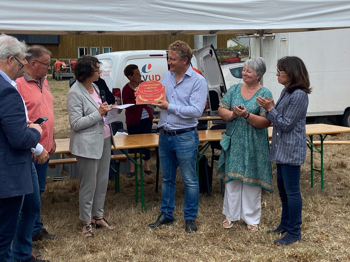 senateur61's tweet photo. @unouveaucompte_ @NormandieMemes J’étais au comice de #Putanges ce matin avec @jeromenury @SegouinV @LbeauvaisBN autour du mairie @sleroux61 et de nombreux élus https://t.co/MAkLNJZTbZ