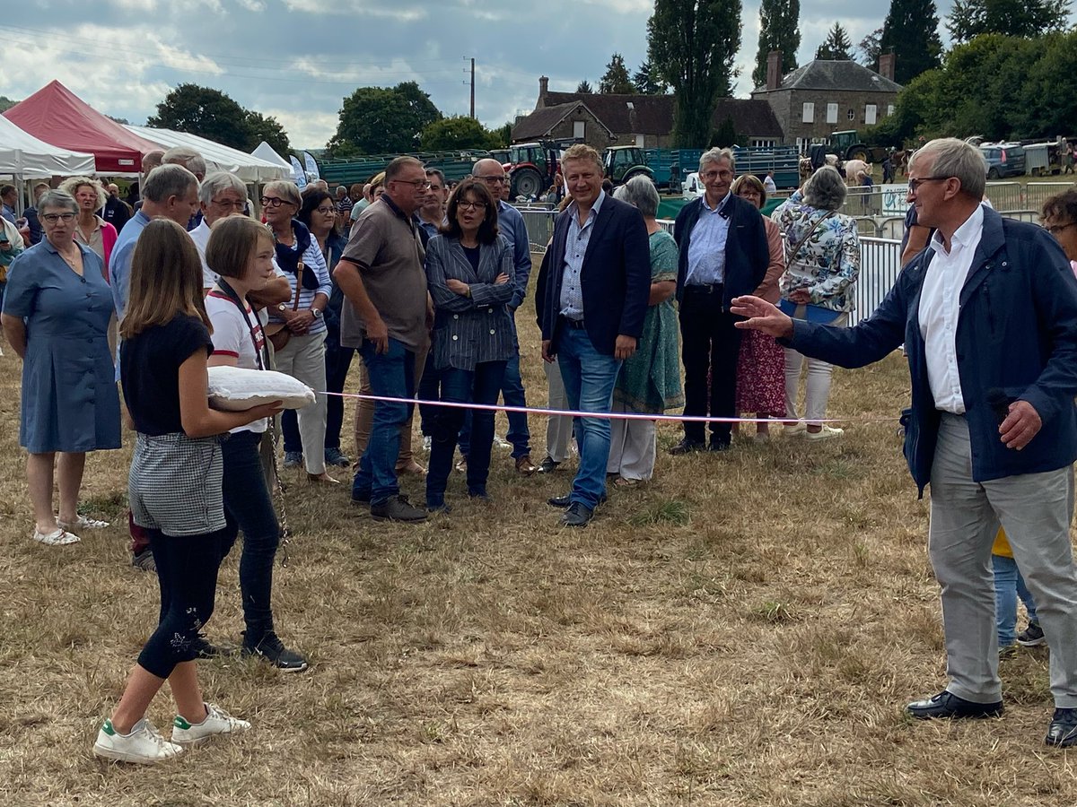 senateur61's tweet photo. @unouveaucompte_ @NormandieMemes J’étais au comice de #Putanges ce matin avec @jeromenury @SegouinV @LbeauvaisBN autour du mairie @sleroux61 et de nombreux élus https://t.co/MAkLNJZTbZ