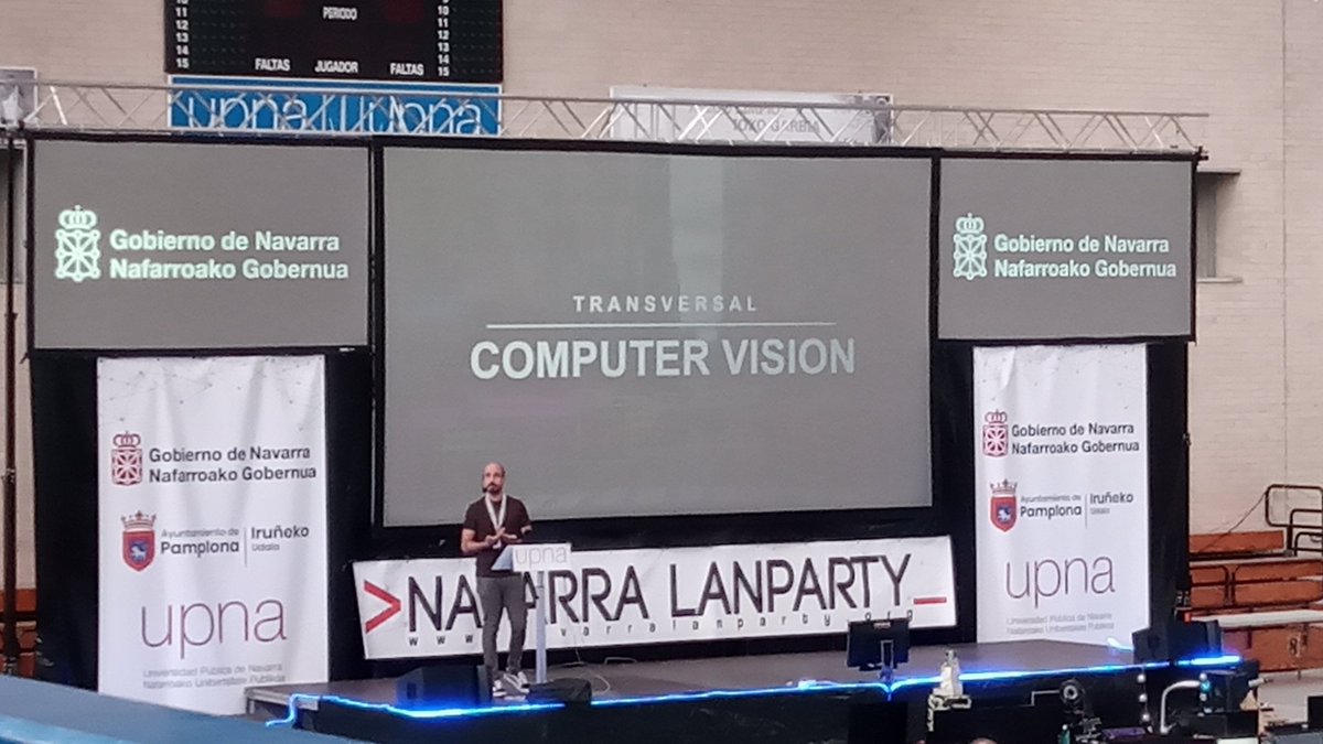 FriquiLuquin's tweet photo. Hoy en #NLP3 hemos montado unos levitadores acústicos y hemos podido conocer a @DotCSV en persona, que ha venido a Navarra a dar una charla muy interesante sobre IA https://t.co/bqCAtnbil7