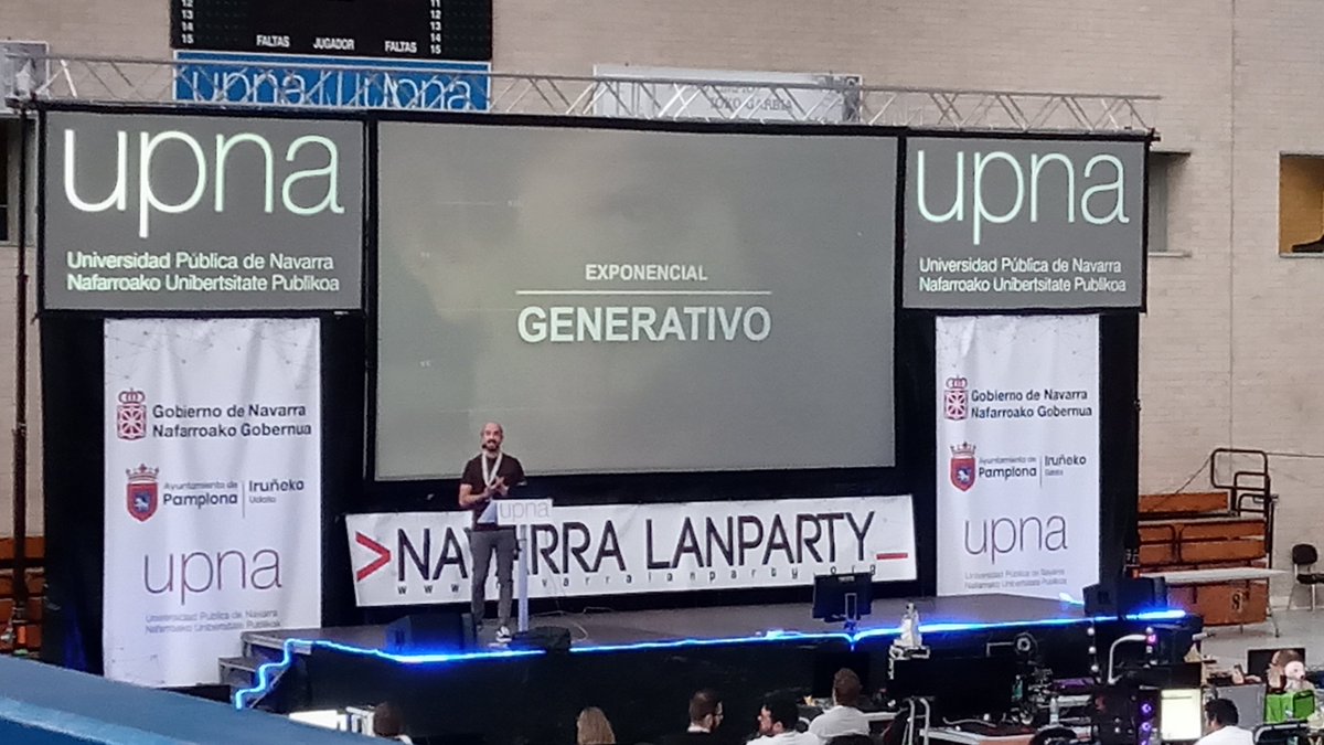 FriquiLuquin's tweet photo. Hoy en #NLP3 hemos montado unos levitadores acústicos y hemos podido conocer a @DotCSV en persona, que ha venido a Navarra a dar una charla muy interesante sobre IA https://t.co/bqCAtnbil7