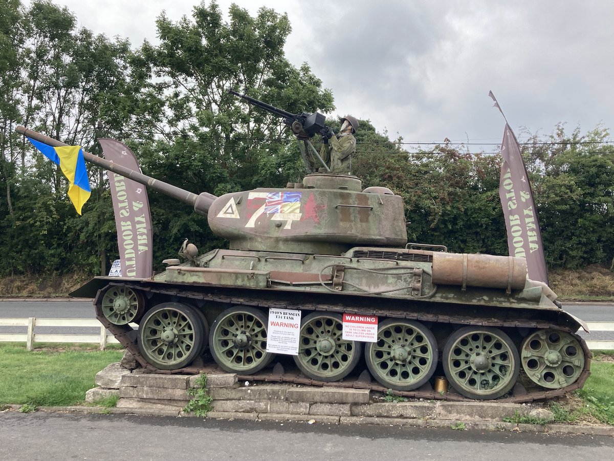 TakasakiAndy's tweet photo. Another route ticked off on the #HerefordshireTrail today, Edwin Ralf to Fromes Hill. Lots of hops on display (which made me badly want to drink a good IPA), also maize, grapes and a 1940's Russian tank . 11 routes down, just 4 more to go. #FollowTheApple https://t.co/N2JmhSFeYd