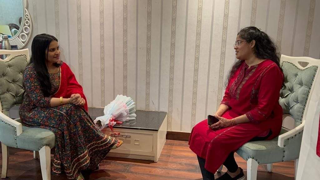 BscpBharat's tweet photo. देश की सांस्कृतिक राजधानी वाराणसी में आयोजित अखण्ड श्री दुर्गा चालीसा पाठ क्रम के समापन बेला में सम्मिलित होने के लिए नगर में पधारीं,भारतीय शक्ति चेतना पार्टी की राष्ट्रीय अध्यक्ष-बहन संध्या शुक्ला जी से नगर की उपजिलाधिकारी(SDM)सुश्री अंशिका दीक्षित ने की सौजन्य भेंट।
#bscp https://t.co/mbDlvhOyyy
