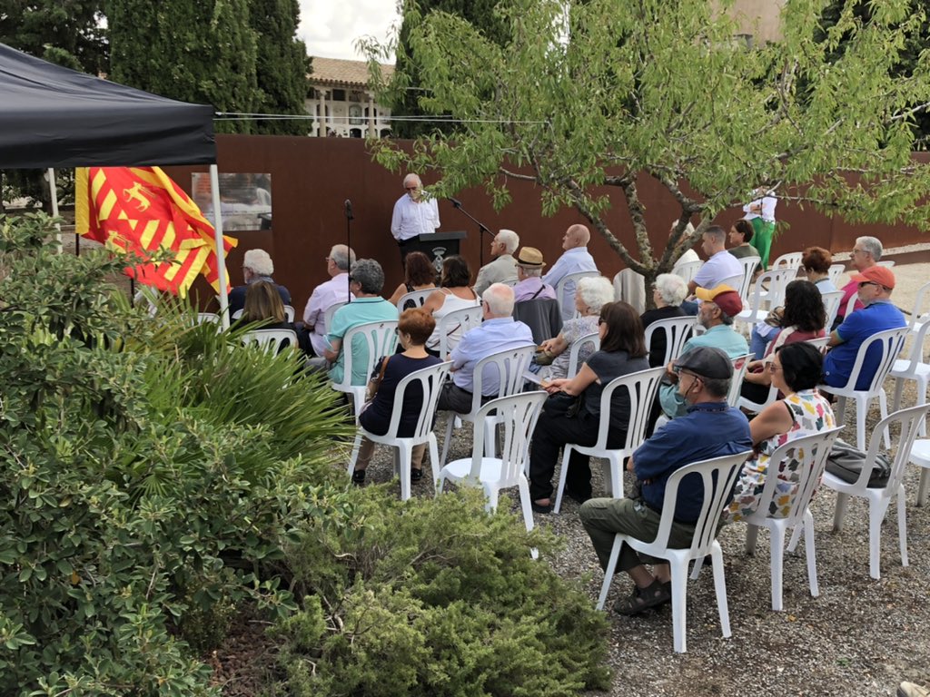 jolival65's tweet photo. Un any més, per catorzè consecutiu, ens hem retrobat davant la fossa comuna de la Guerra Civil del cementiri de Cervera. Com a dit el director de @catmemoria: el dol necessita un lloc per poder-se tancar, i Cervera n’és exemple de com s’hi pot contribuir @paeriacervera https://t.co/fxUwhrLCYO