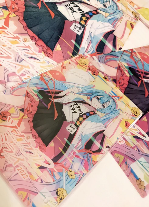 イラストが等身大化することもグッズ化することも初なので実感がわかず、他人事のようにかわいい言ってました。写真撮ってくれた方もグッズを持って帰ってくれた方も全員ありがとうございましたオタクと同じ格好をして一緒に楽しみたかったミクさんです。かわいがってください#ツナガルミライ 
