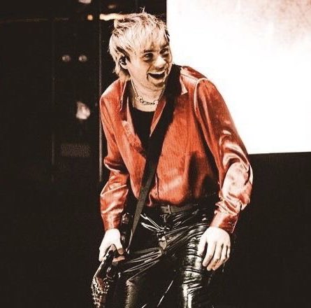 takemyblender's tweet photo. michael clifford smiling/laughing, a mini serotonin boost https://t.co/bfd7BSFgbm