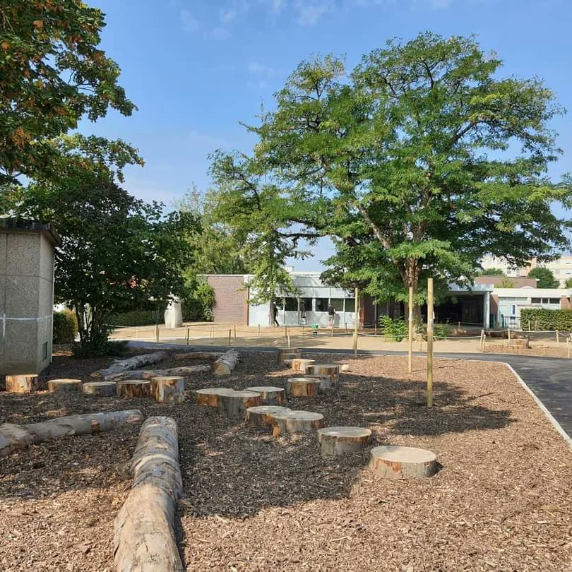 Quel bonheur 😍 de voir se réaliser des idées issues d'ateliers de co-conception avec les enfants, les enseignants, les parents et tout le personnel travaillant et gravitant autour de l'école Saint-Exupéry !  à  #MontSaintAignan🌳🌺🌻