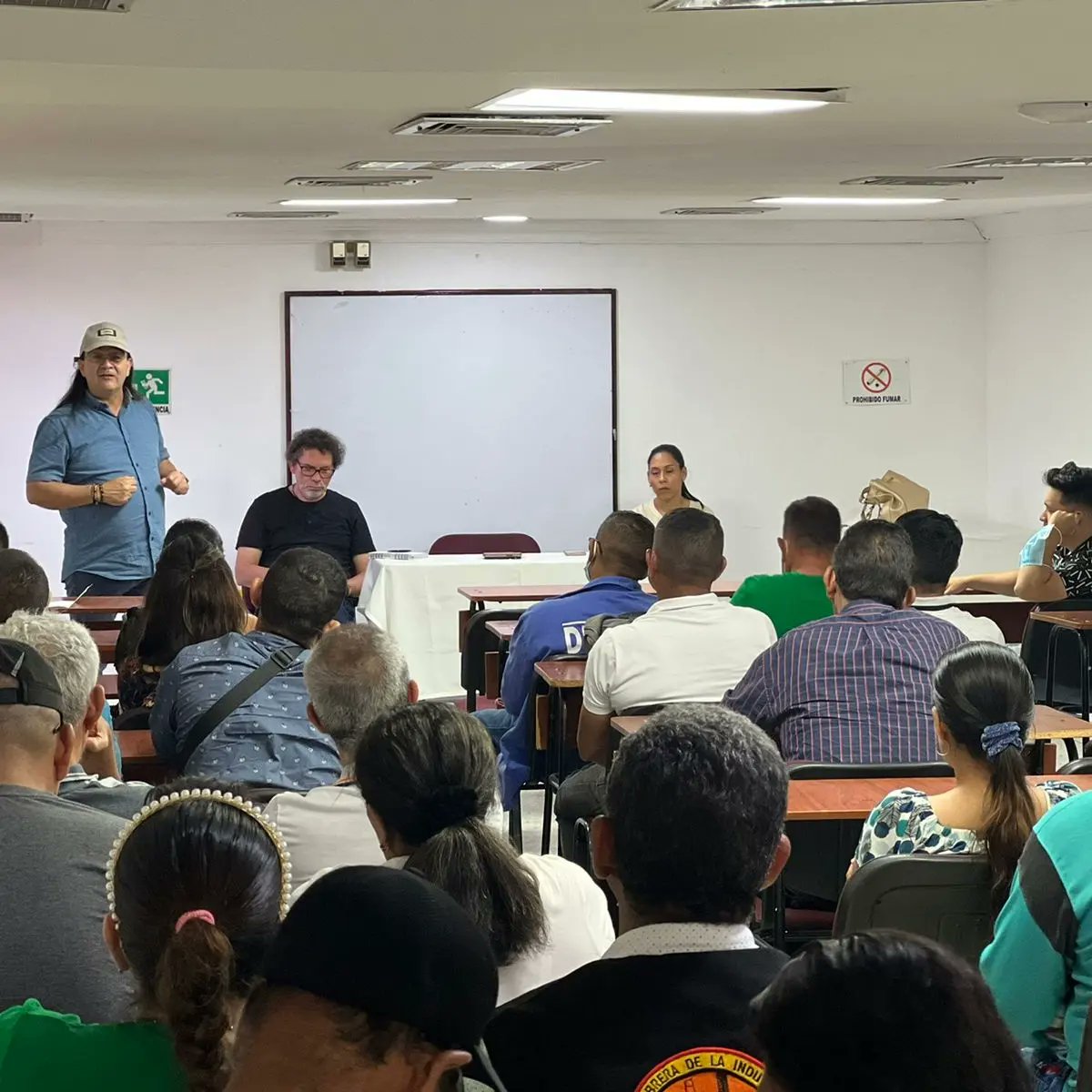 comun_paz's tweet photo. 👋Iniciamos nuestro Encuentro con amigos y militantes, en Barrancabermeja, hablando sobre la coyuntura política nacional, las acciones legislativas y la propuesta de la bancada comunes  en este período legislativo📖. https://t.co/kCdK7gJVCt