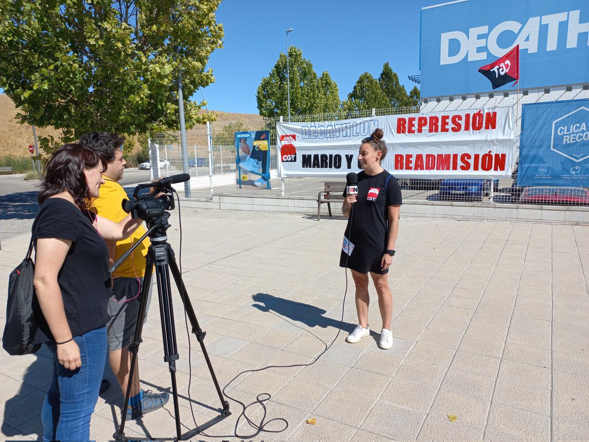 cgtzonasur's tweet photo. DECATHLON | Con las compas de de @rojoynegrotv de @CGT dando a conocer el conflicto en #Decathlon #Getafe #DecathlonReprime
Las acciones frente a @DecathlonES no van a cesar hasta #MarioReadmision #OviReadmision https://t.co/SBg0YvcYB8
