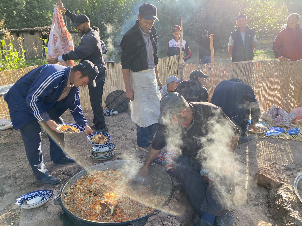 akkoakkoak's tweet photo. 独立記念日の9月2日早朝、スリリングな山道を越え、スルハンダリヤ州ボイスン郡クズルナヴル村の割礼儀礼へ。割礼儀礼KOPKARIは首を落としたヤギを馬上から奪い合う"男"を見せる戦い。夜はカシュカダリヤに移動して、サマルカンドワインで一息。#surxondaryo #boysun #kopkari #echoesofcalling https://t.co/KzDGsMSunX