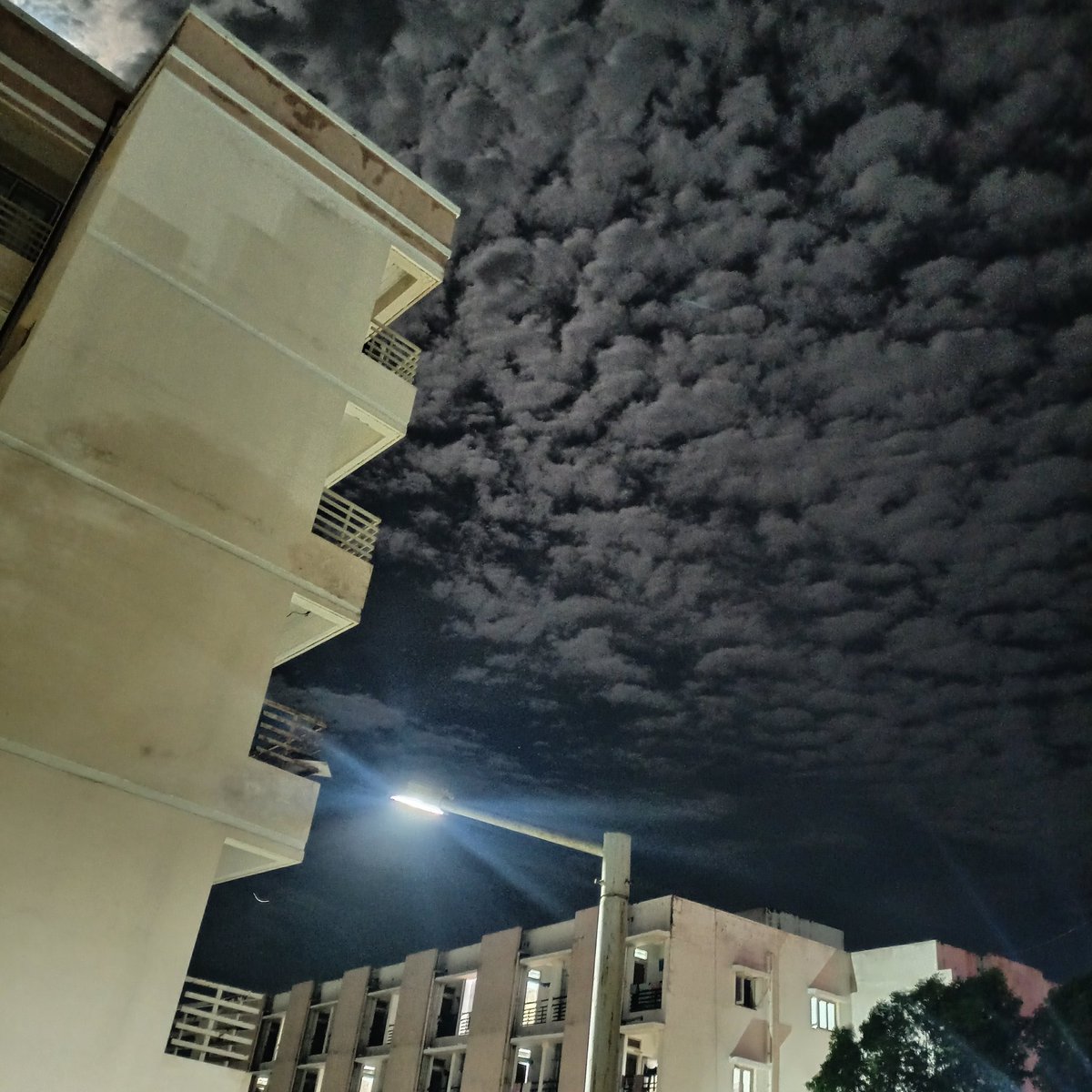 Bhavy008's tweet photo. “My sky cheers me up everytime”👀
-caption @JahanveeShinde https://t.co/v9ZodRpUDd