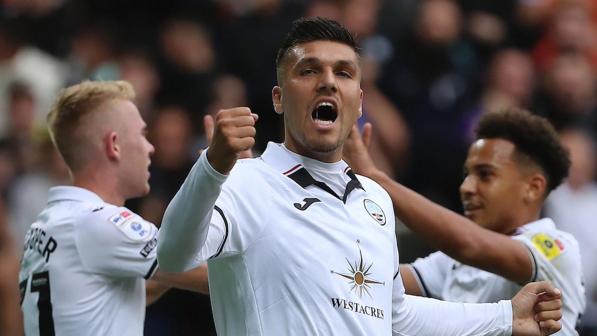 SwansOfficial's tweet photo. Joel Piroe’s third goal in a week helped the Swans see off QPR and record a first home win of the season at the https://t.co/3tesyKVBTV Stadium.

📝 Match report 👉 https://t.co/kQTrV3yt1h https://t.co/hw5DthYZ4q