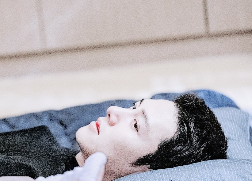 내가······. 요즘 마음에 상처를 좀 받았나 봐. 어떤 환자가 나한테, 자기를 죽여달래. 나는 사회봉사자고 전과자니까 그런 짓 많이 해 보지 않았냐면서. 자기 부인이 자기보다 먼저 죽을 것 같다고, 나한테 먼저 자기를 죽여달래. 진짜 짜증 나네. 왜 나한테 그러는 거야, 왜. 사람 맛이 가게, 진짜.