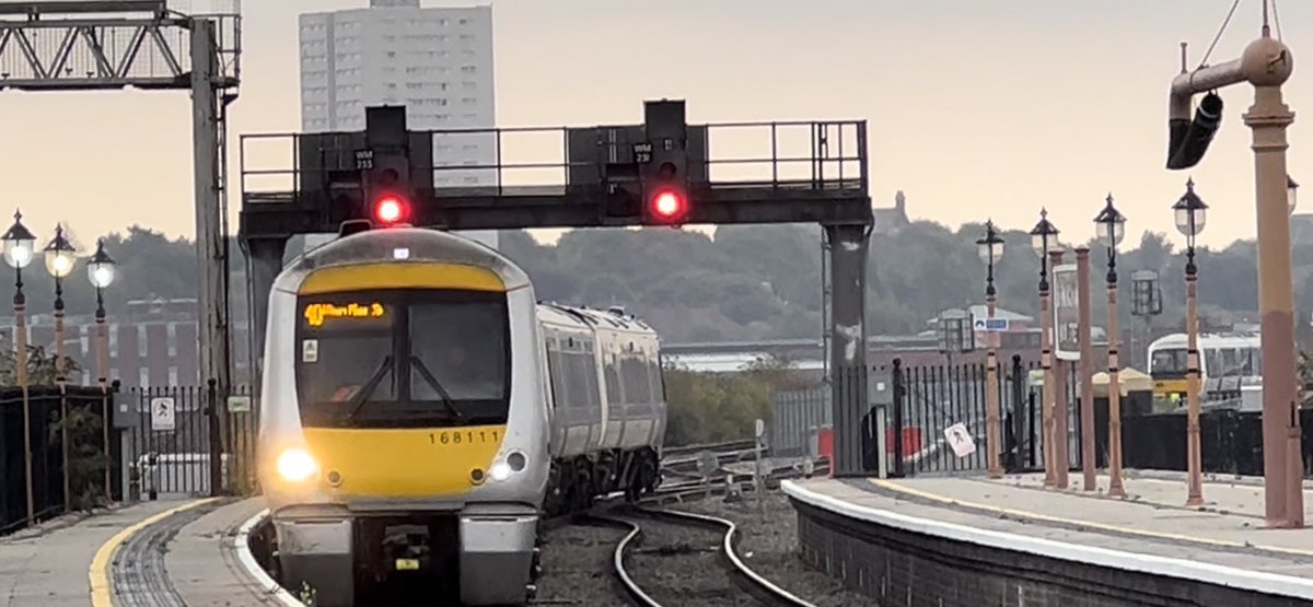 PlatformEdge1's tweet image. 168111 + 168326 arriving into Birmingham Moor Street in the rain 🌧 #Class168