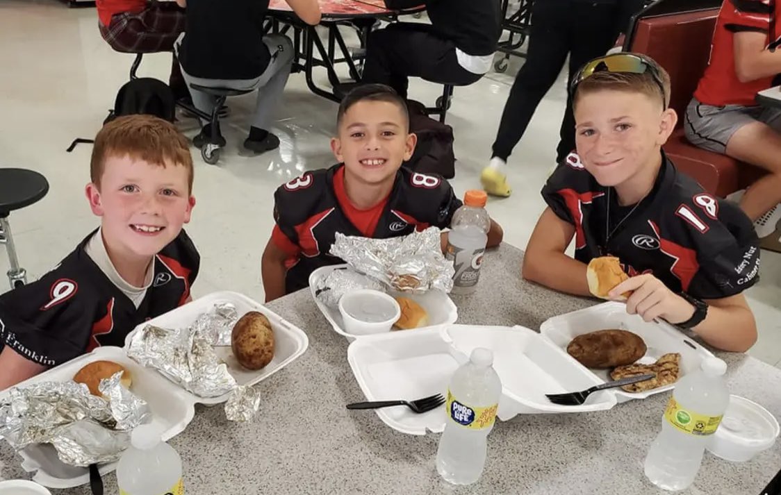 MrCoachFrate's tweet photo. So thankful to have an amazing community full of young football players wanting to be a @rams_hhs someday.  Thanks to @JRRAMS1 for sending us your players of the week. They had a blast! 🐏🏈❤️@GCS_pjarrett @RamNationStuSec @HHSRamAthletics @Ram_Footb_Media @FB_RecruitHHS https://t.co/5TM1u9mRzB