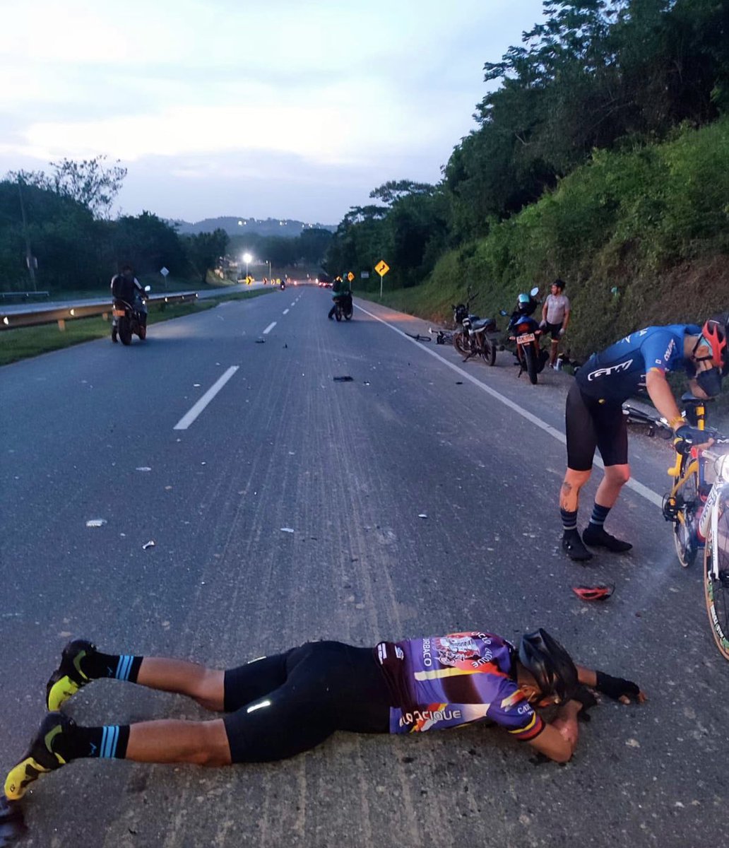mabelgasca's tweet photo. Se busca la camioneta Toyota Fortuner, de placas GRS 785 que atropelló a 16 ciclistas en el sector de Cocofrio en la vía entre Turbaco y Arjona, Bolívar 

@PoliciaColombia @TurbacoAlcaldia https://t.co/qreMbMEwdU