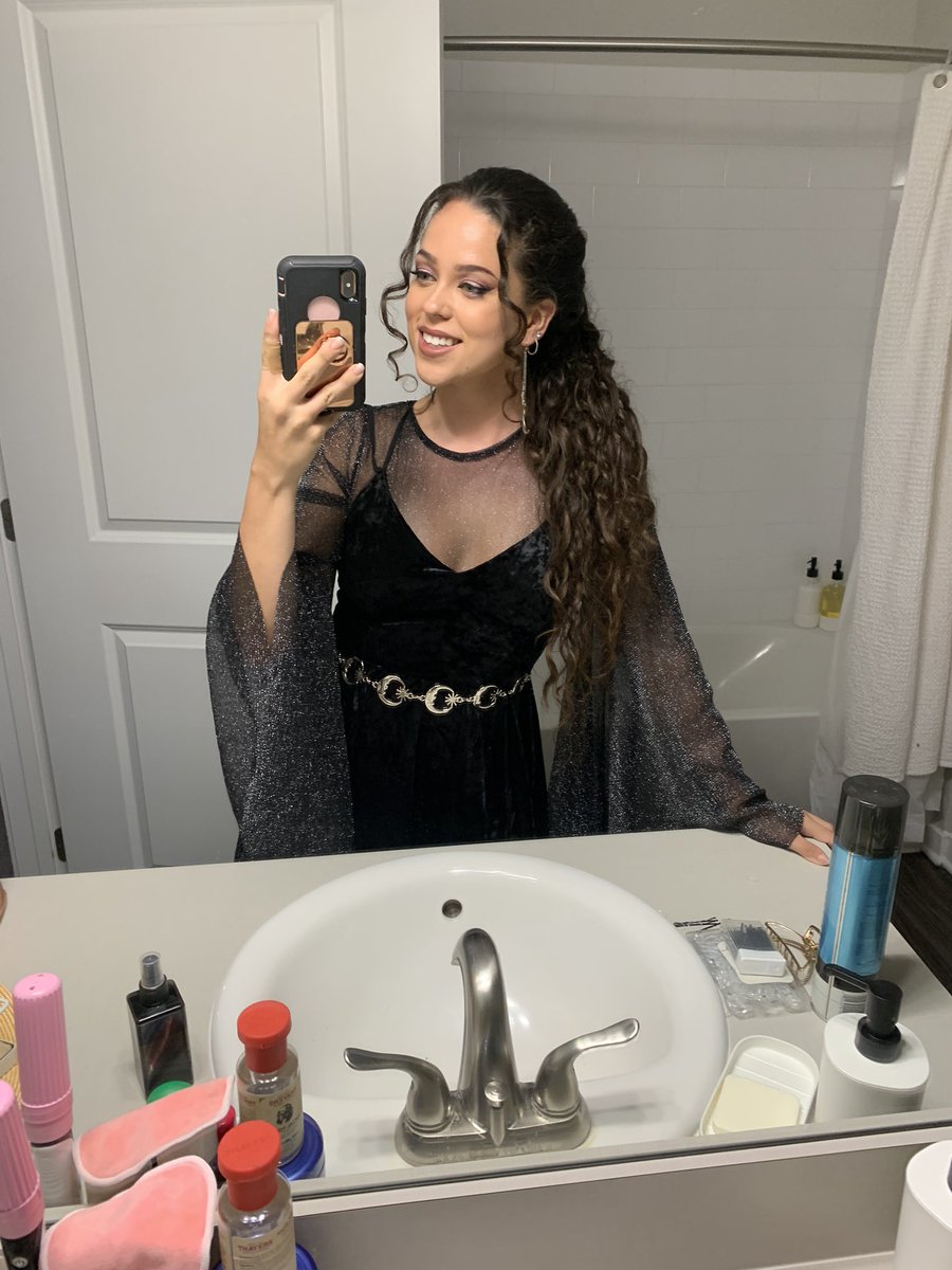pixiepetal93's tweet photo. If you want to wear chains/ chain belts to HHN without issue you need to go through security before 5 pm. I also recommend putting the chains in your bag so that you don’t slow down the security metal detector lines. https://t.co/OdWdgDVt7N