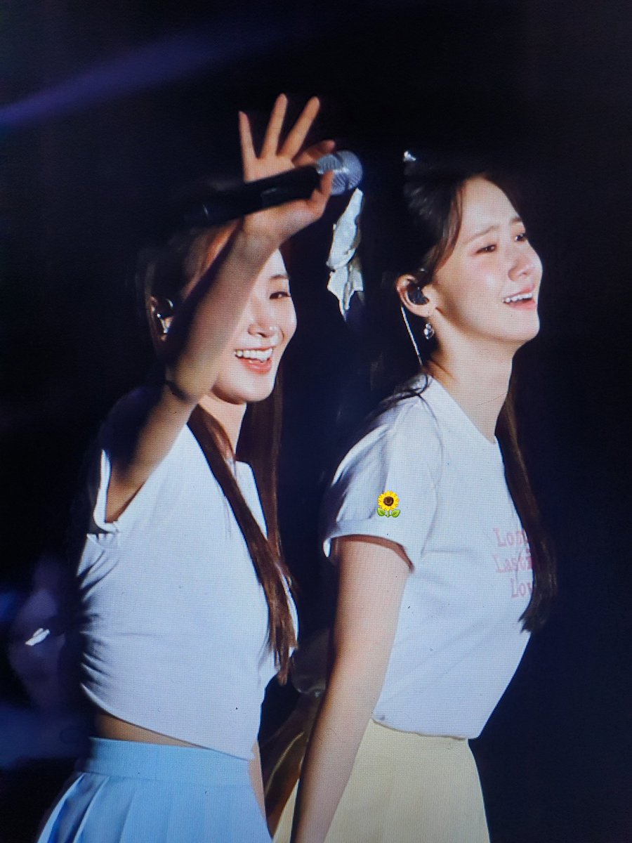 pltt2210's tweet photo. 뿌앵융을 달래주는 유리 🥲 둘이 무슨 얘기했어 나도 들을래 

#소녀시대 #GirlsGeneration https://t.co/8z8cJVpbYJ