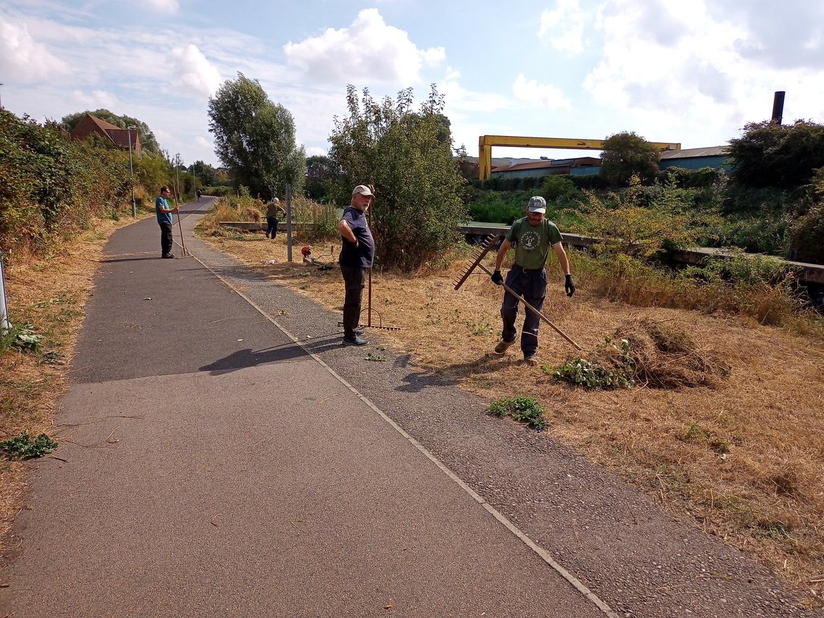 GreenwaysProj's tweet photo. This morning's River work party, at Boss Hall on the Gipping. Mowing & raking the wildflower grassland areas & sections of river bank, to improve wildlife diversity. Plus inevitable litter and shopping trolley pulled from the river! @IpswichGov @WildIpswich #volunteers #gipping https://t.co/uleeUcY8fK