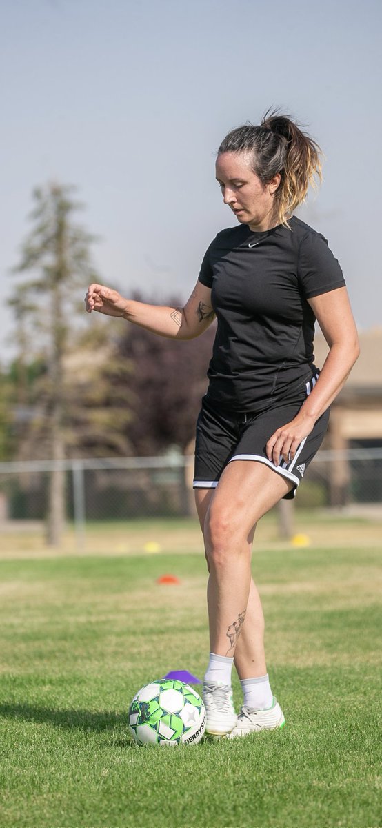 AmandaSeq's tweet photo. We're coming out of pre-season and I'm just so grateful for the opportunity to play with the Kodiaks this season. With teaching and grad school it'll be busy, but I can't wait to see what these next two months look like! 🐻⚽🐻⚽🐻 https://t.co/JryArBTHdc