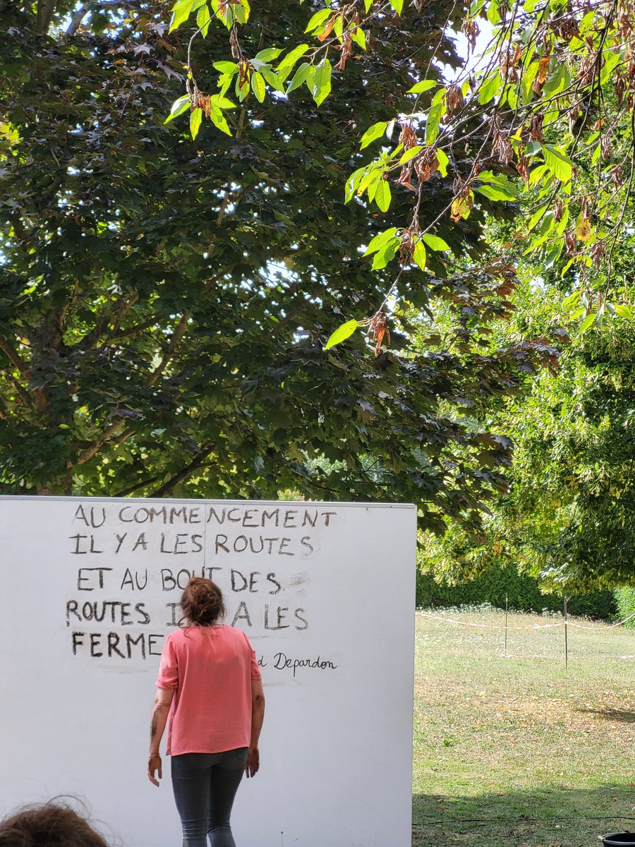 SJosseaux's tweet photo. Decouverte en avant premiere de la derniere créationde la Cie Le Compost, La trouée,  dans le cadre du dispositif Plaine d'été #drac HDF dans les jardins de la cité des Bateliers à Longueil-annel. Un road trip émouvant, d'une très grande qualité. @HilaireMulton @DCampagnolle https://t.co/WnC4sOeSGc