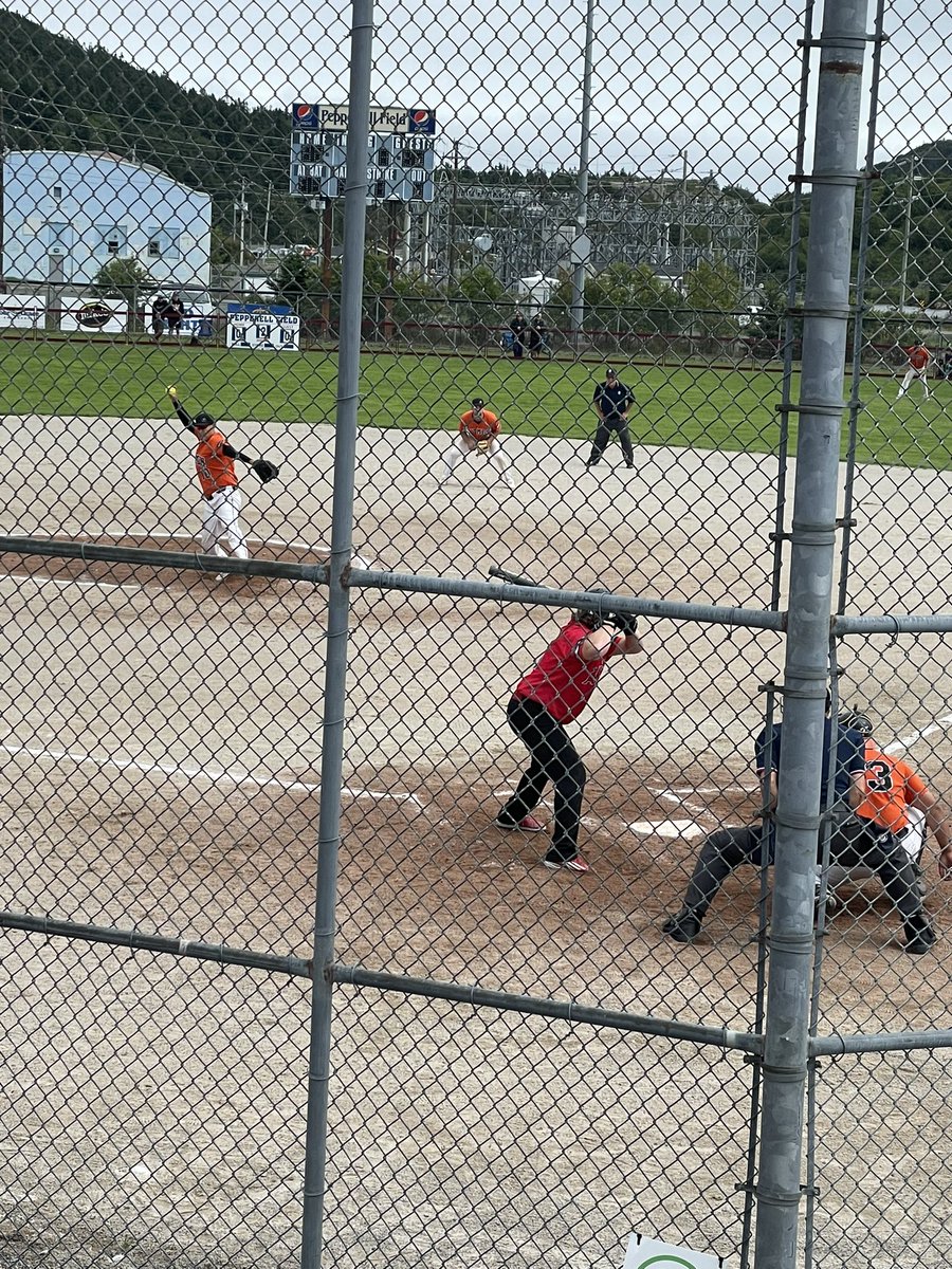 Heading into the 4th inning 1-0 for Hitmen. Devo and Keeshig both dealing for the Angels and Hitmen. Dandy game so far. @SoftballCanada