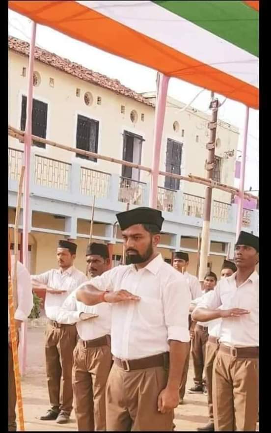 Mister_kne's tweet photo. ये वही मनीष कश्यप हैं जो Br @asadowaisi साहब को आतंकवादी गतिविधि से जोर रहा था... 
 लेकिन ये खुद पूरे देश को आग लगा ने वाली संगठन से जुरे हुए हैं...1/2 👇
@warispathan @syedasimwaqar
@Murad_AIMIM @shanu_sab https://t.co/ErRfuHOTFk