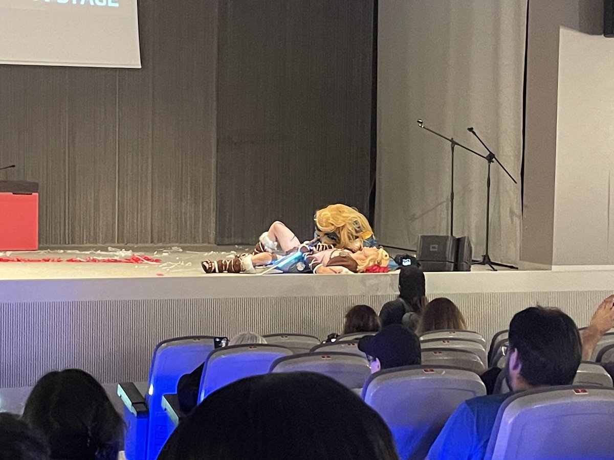 escosplay's tweet photo. The Legend of Zelda: Brave of the wild 

#CometCon22 #CosplayStage https://t.co/0pezgP4xvT