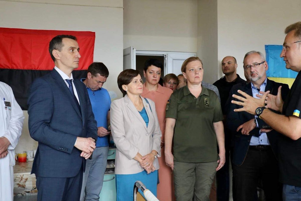 Marcin_Halas's tweet photo. Wykuwa się nowa wrażliwość polska i ukraińska.
Ministrowi rządu RP @a_niedzielski  nie przeszkadza, że jest podejmowany w pomieszczeniu, w którym wisi flaga OUN (minister przekazuje dary). Ukraińcy nie wahają się do takiej sali zaprosić ministra rządu RP.
Fot. profil A. Sadowy FB https://t.co/SU9WWiR8Z2