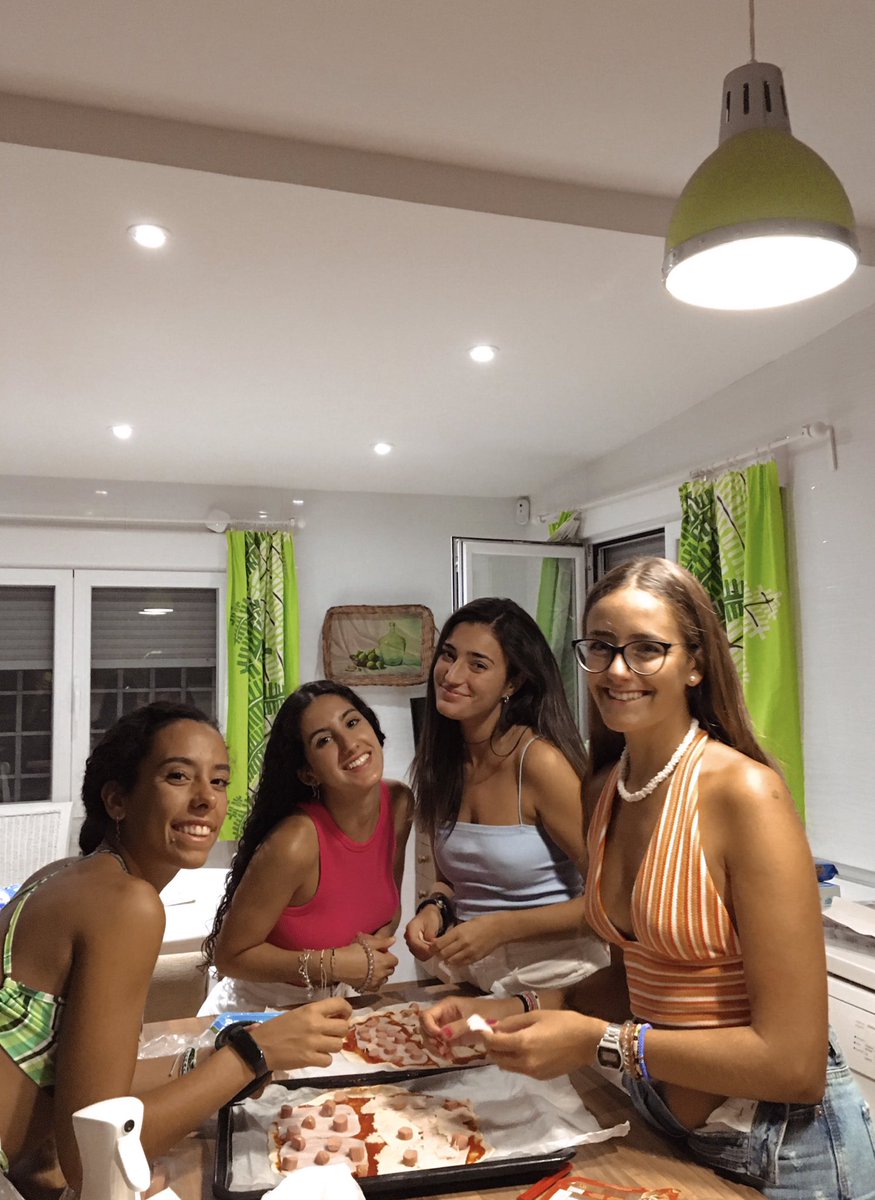 silviiaasf's tweet photo. que feliz me hacen las tontas estas https://t.co/umV8D3P2Gm