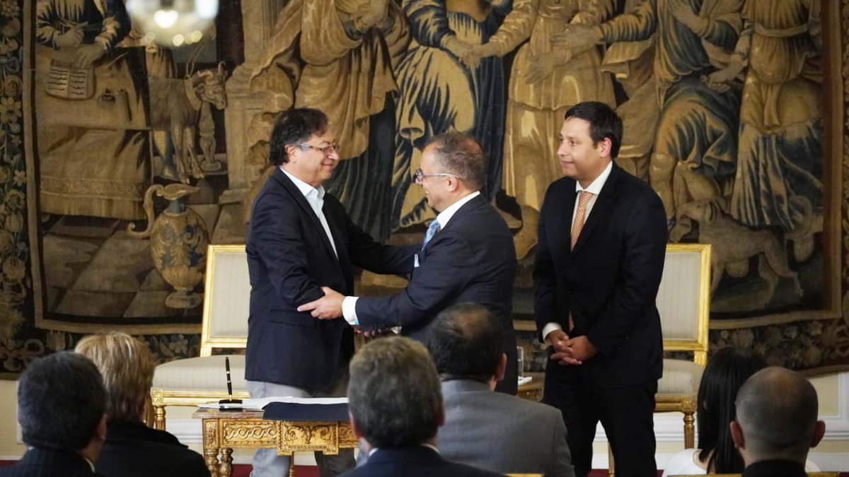 Gracias Señor Presidente @gustavopetrourrego por la confianza que deposita en mí para dirigir la @Esapoficial. Trabajaremos para estructurar una Escuela que forme servidores públicos con un pensamiento crítico para el cambio que requiere el país.