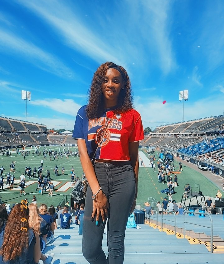 Storm_14_'s tweet photo. First College football game as a Husky💙🤍. I #BleedBlue #HuskyNation https://t.co/bnTWIp6S9H