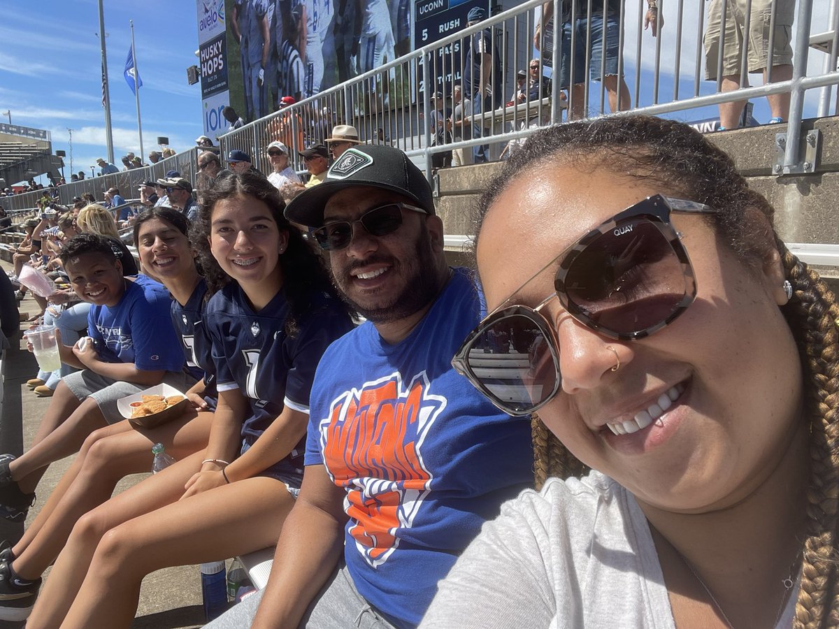 damaris1114's tweet photo. Let’s go Blue Devils!! #CCSU #CCSUFOOTBALL @CCSU #BleedBlue https://t.co/nFOTbqrUx0