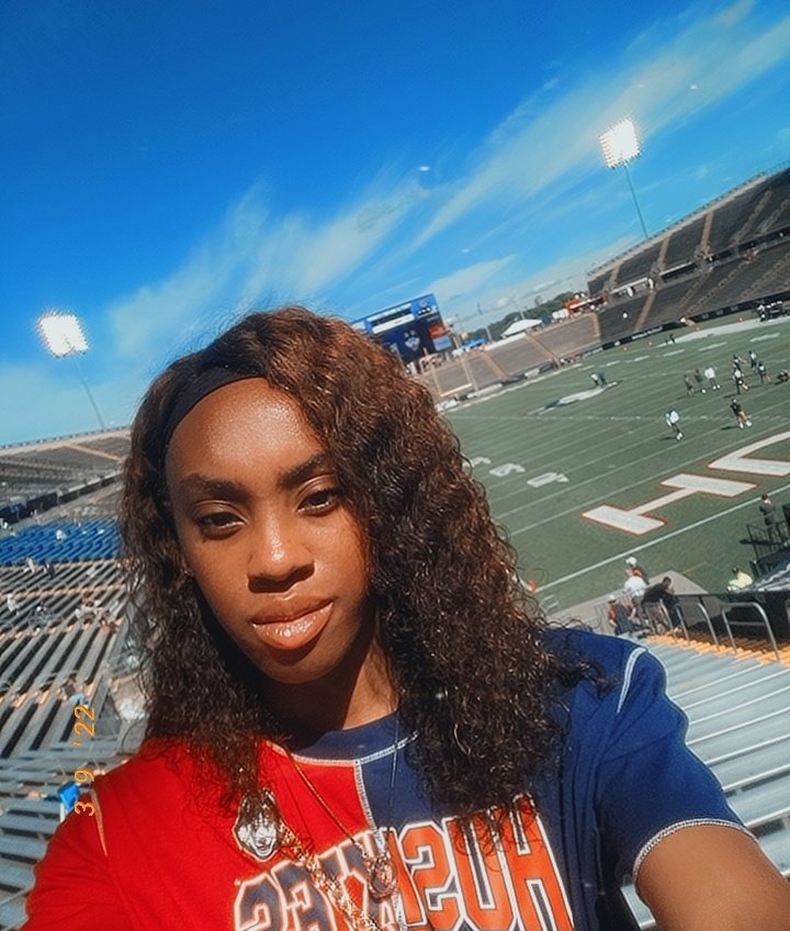 Storm_14_'s tweet photo. First College football game as a Husky💙🤍. I #BleedBlue #HuskyNation https://t.co/bnTWIp6S9H