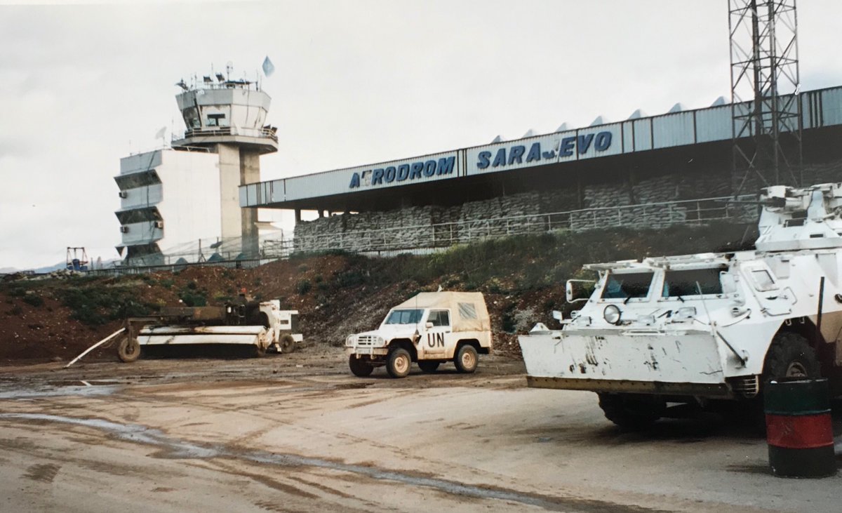 FuscoAir's tweet image. Merci 🙏 à @Steph_Chrstn
aka No Need To Hide pour avoir débusqué cette pépite historique qui illustre une époque chargée qu’il faut replacer dans son contexte. L’aéroport de Sarajevo est alors la porte d’entrée de la #FORPRONU en Bosnie et se trouve au cœur du chaudron. 📷coll CM