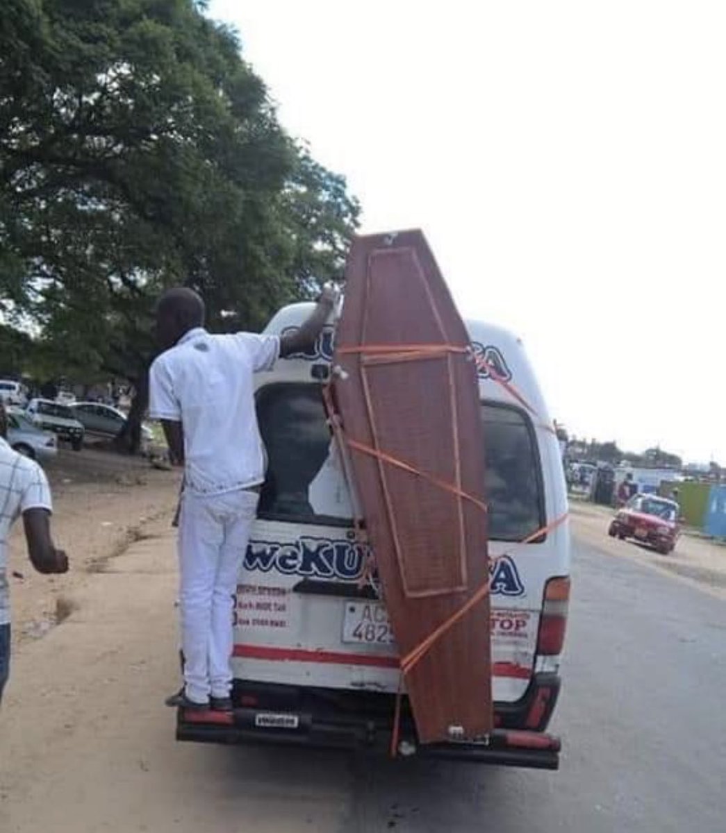 daddyhope's tweet photo. After spending millions of YOUR money on his cancer treatment, Robert Mugabe’s body arrived from Singapore  in a private jet.

On the right is how someone’s coffin is transported on the back of a Kombi to a funeral home.
A taxpayer who died from cancer.

No cancer machine in Zim! https://t.co/v1aqoufs2J