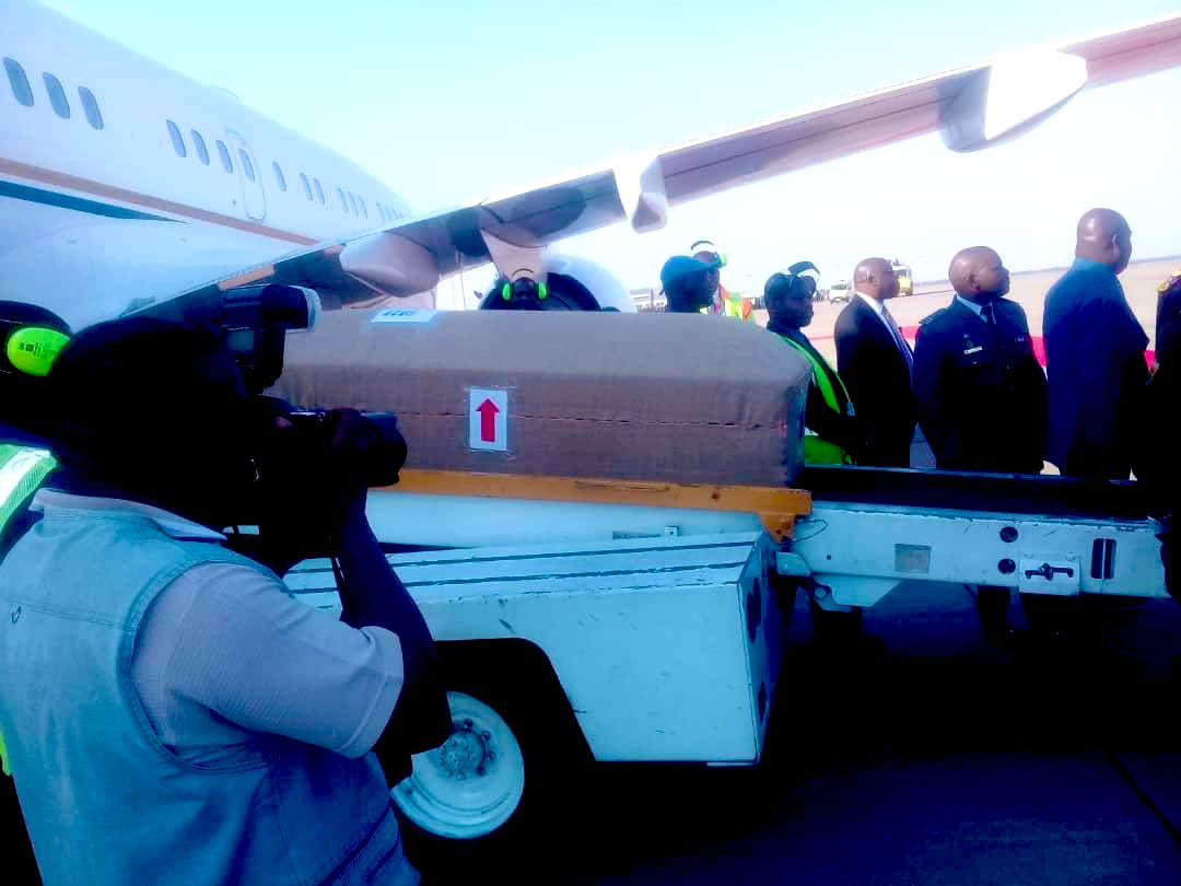 daddyhope's tweet photo. After spending millions of YOUR money on his cancer treatment, Robert Mugabe’s body arrived from Singapore  in a private jet.

On the right is how someone’s coffin is transported on the back of a Kombi to a funeral home.
A taxpayer who died from cancer.

No cancer machine in Zim! https://t.co/v1aqoufs2J