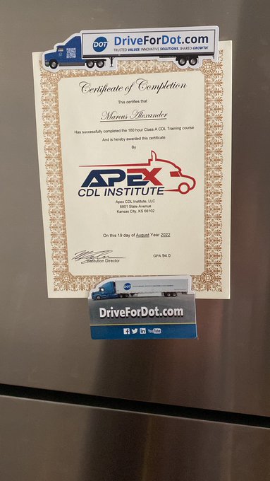 I graduated 👨&zwj;🎓 yesterday! #SLR https://t.co/UltjBvhFWu<a href="/tag/slr"class="tags">#SLR</a>