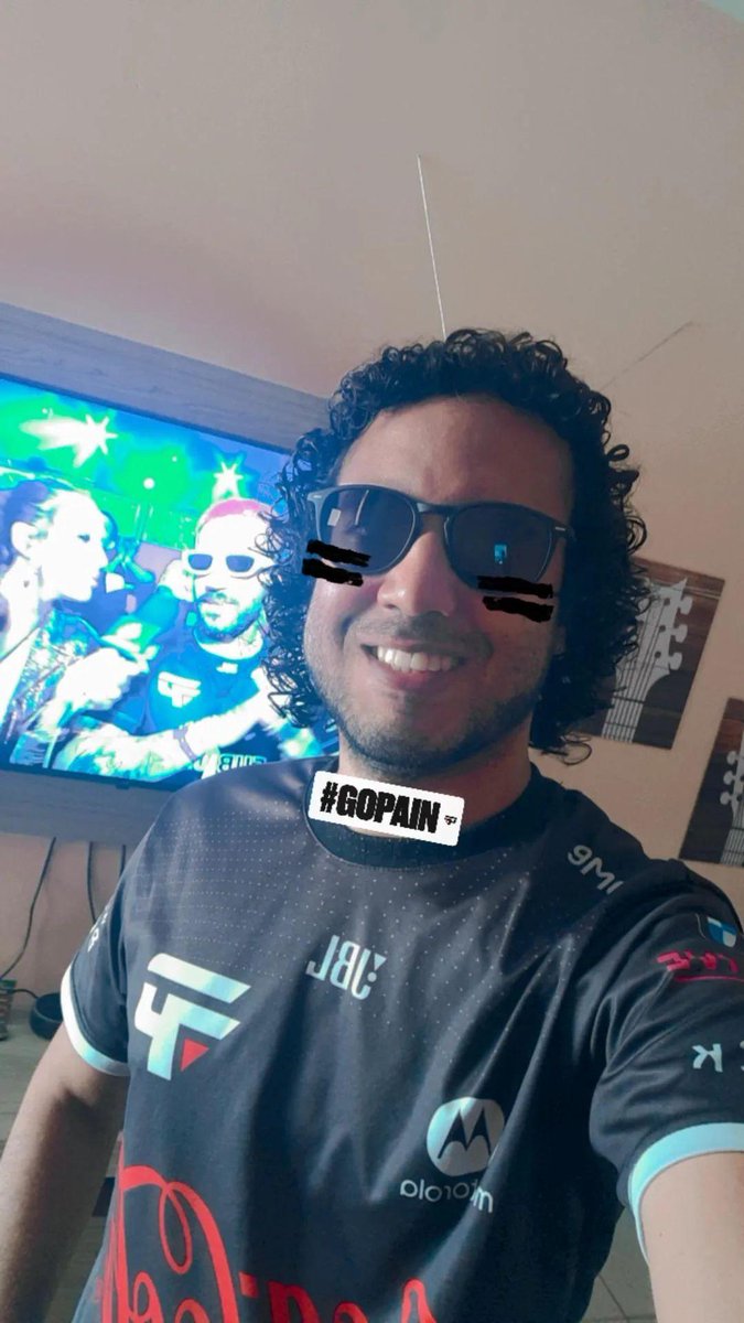 hbheroi's tweet photo. Não deu pra ir pra o ibira, mas ainda sim consegui uma selfie com o @brttOficial kkkkkkkkk #GOpaiN #CBLOL @lolesports  @paiNGamingBR https://t.co/VRkZlsHNRI