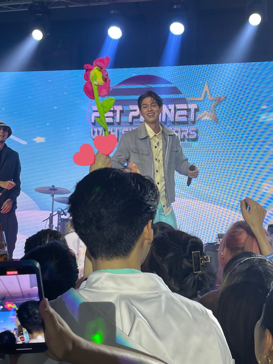 junebluemoon's tweet photo. he found him in the crowd 😭 https://t.co/07UhcFjjPz