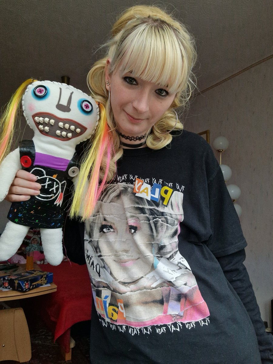 blissfull_style's tweet photo. We are ready for #WWECastle ๐ @AlexaBliss_WWE Look Lilly brought her friends Lea & Ezra๐
#WWERaw #beautyisbliss #playpain #twistedBliss #evilbliss #AlexaBliss #LillyLution #WWE2K22 #happy #cute #instagood #instamood #coyplay #cosplayergirl https://t.co/OqtOYOyiQp