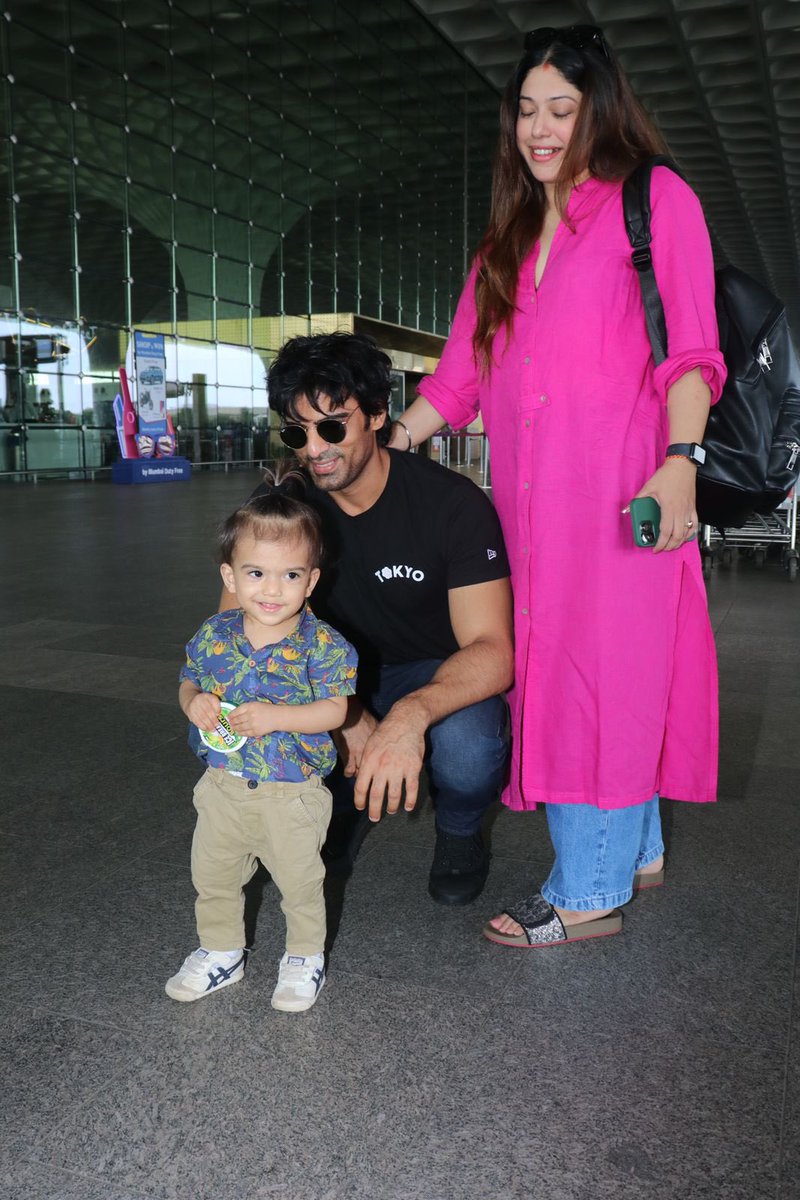 UrbanAsian's tweet photo. Baby Ekbir’s mission is successful as he steals his Baba’s sunglasses 😎 
The father son duo look cutest for sure as the whole family is spotted at the airport!
#MohitMalik #AditiMalik 
@ItsMohitMalik @AdditeMalik https://t.co/RlsEzyiNwA