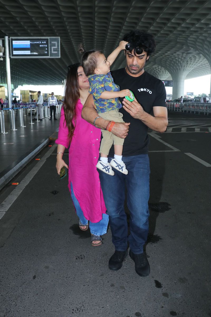 UrbanAsian's tweet photo. Baby Ekbir’s mission is successful as he steals his Baba’s sunglasses 😎 
The father son duo look cutest for sure as the whole family is spotted at the airport!
#MohitMalik #AditiMalik 
@ItsMohitMalik @AdditeMalik https://t.co/RlsEzyiNwA