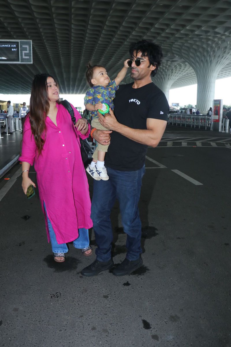 Baby Ekbir’s mission is successful as he steals his Baba’s sunglasses 😎 The father son duo look cutest for sure as the whole family is spotted at the airport! #MohitMalik #AditiMalik @ItsMohitMalik @AdditeMalik