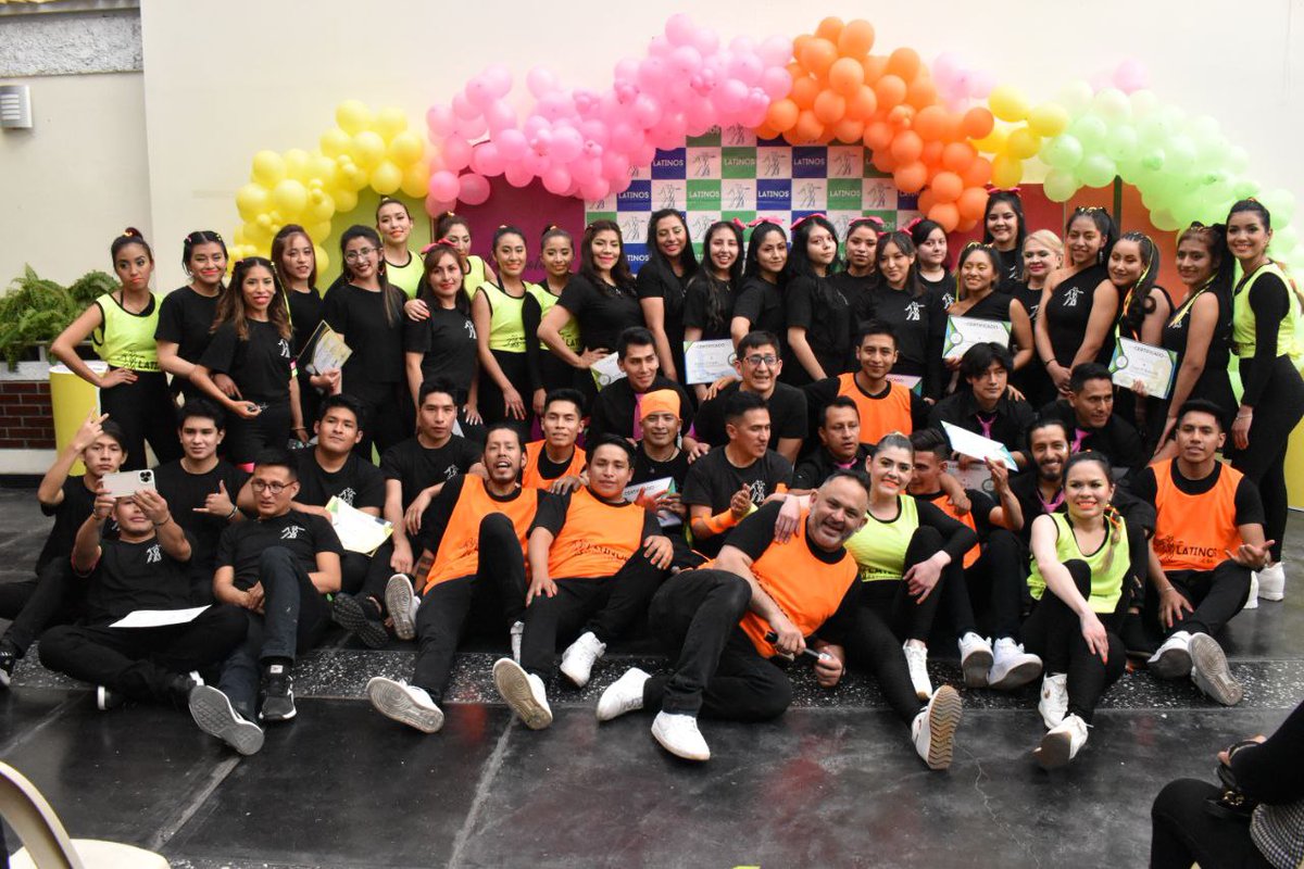 latinosbaile's tweet photo. Con esta hermosa foto, queremos dar gracias a todos los participantes, alumnos, bailadores y a todos los que hicieron posible que nuestro evento de Certificación fuera todo un éxito 💥💙💚 https://t.co/jUAUzwbnSX