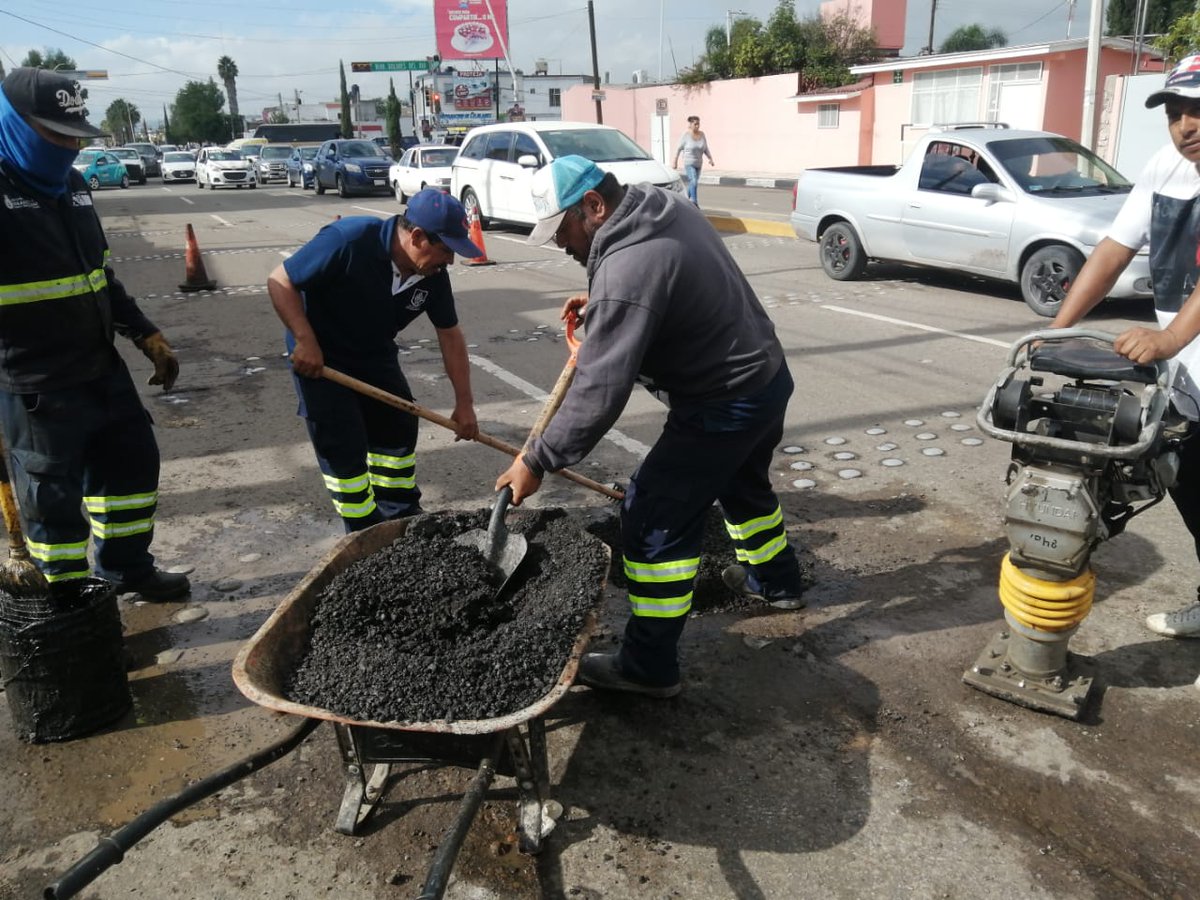 ObrasPublicasDG's tweet photo. #ADarleConToño atendiendo las solicitudes de mantenimiento vial. 
El director de Obras Públicas @JavierChavezCib inició recorridos de supervisión de los trabajos de bacheo en Av. Lázaro Cárdenas. https://t.co/We7V2X1Ed8